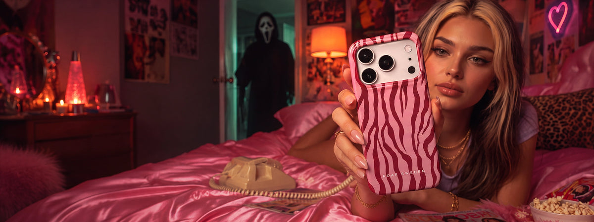 Rosa zebramönstrat mobilskal från Roar Sweden i Halloween-miljö
